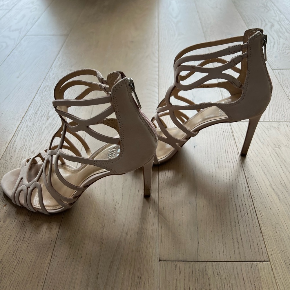 Vince Camuto heeled sandales in a light pink, nude color